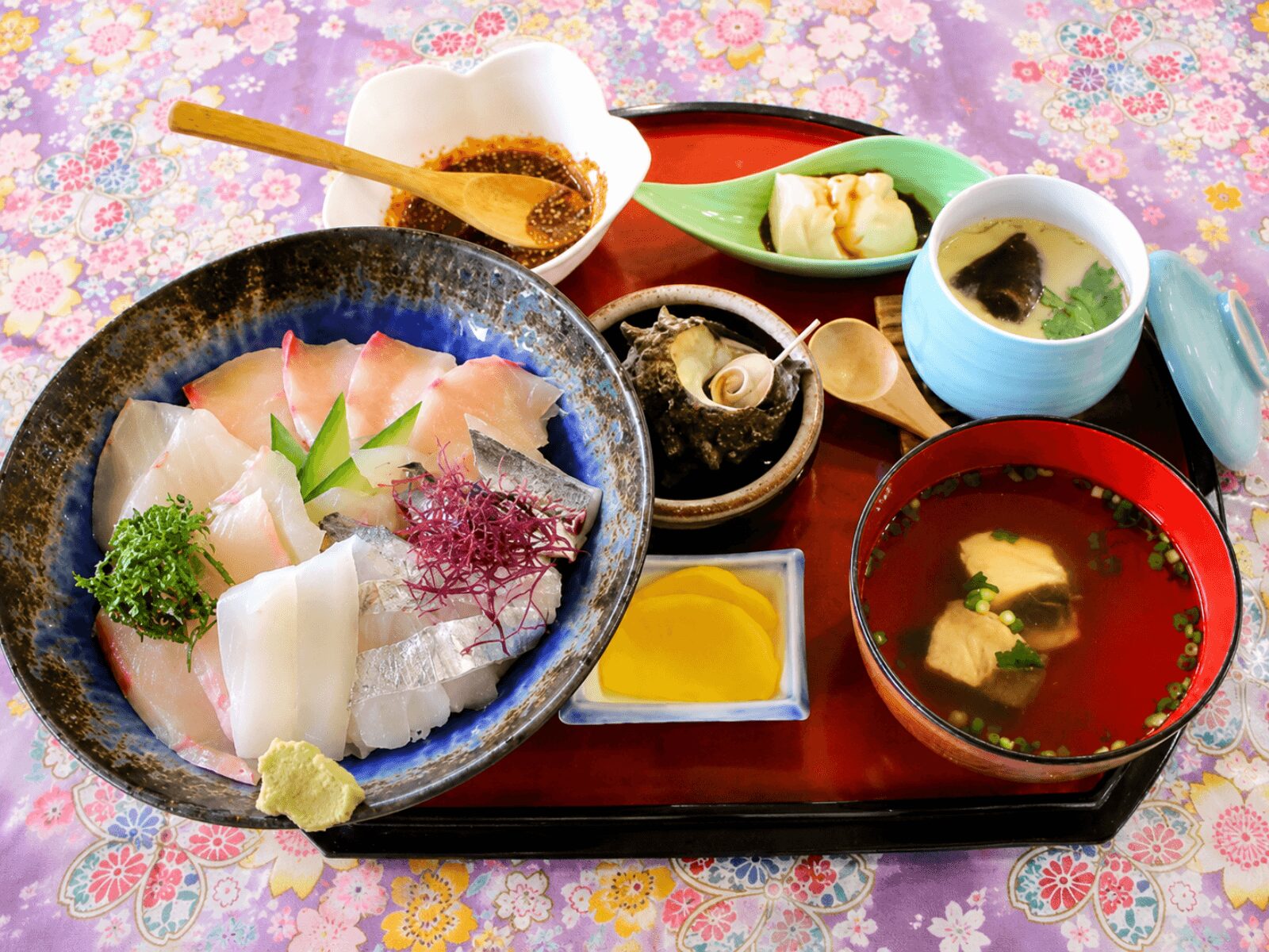 長崎県松浦市鷹島町の味処まつばらで提供している、鷹島名物の海鮮丼「魚島来飯（おとこめし）」
