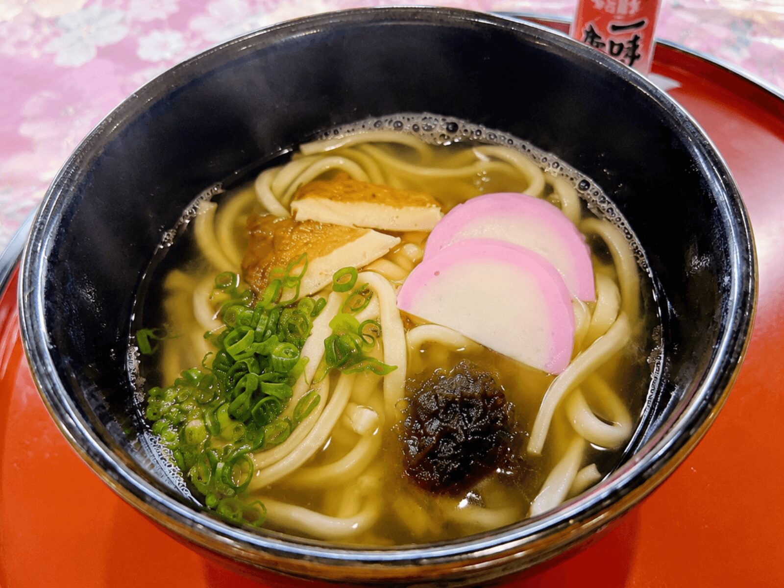 長崎県松浦市鷹島町の味処まつばらで提供している、昔ながらのあっさりあごだしスープの鷹島うどん